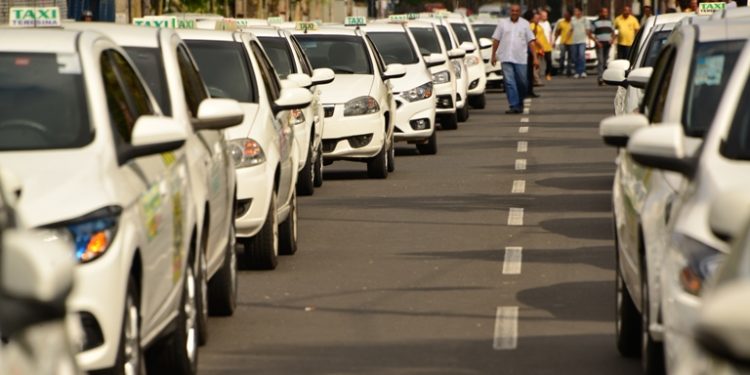 Prefeituras municipais no Brasil cadastraram 325 mil taxistas para receber o auxílio Bem-Taxista