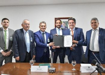 Ministro da Casa Civil assina autorização para a  licitação de adutora em Curimatá
