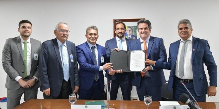 Ministro da Casa Civil assina autorização para a  licitação de adutora em Curimatá