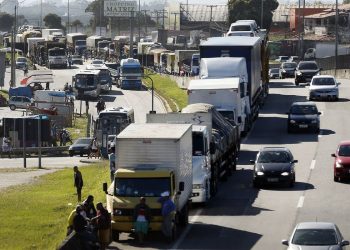 Caminhoneiros e Taxistas do Brasil recebem auxílio com parcela dobrada neste mês