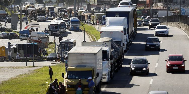 Caminhoneiros e Taxistas do Brasil recebem auxílio com parcela dobrada neste mês