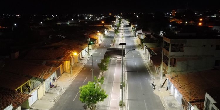 FLORIANO:  Avenida Fauzer Bucar recebe novas luminárias de led