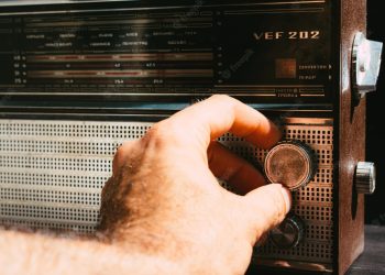 Cem anos do rádio no Brasil: da música ao riso, rádio conquista o povo