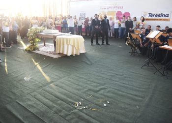 Teresina: Manifestantes jogam ovos em Dr. Pessoa durante evento de corte de bolo