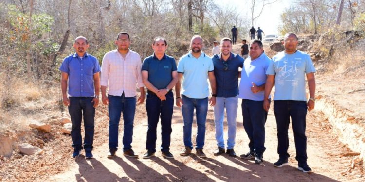 Prefeito Antônio Reis entrega obra de recuperação de estrada na localidade Boca da Entrada