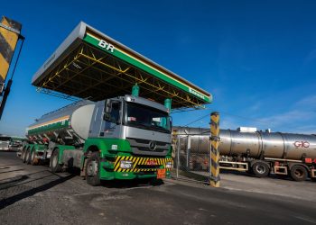 Petrobras anuncia redução de R$ 0,18 no preço da gasolina para distribuidoras
