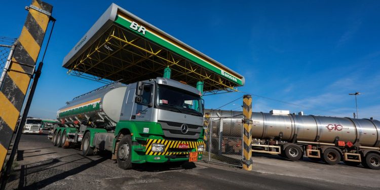 Petrobras anuncia redução de R$ 0,18 no preço da gasolina para distribuidoras