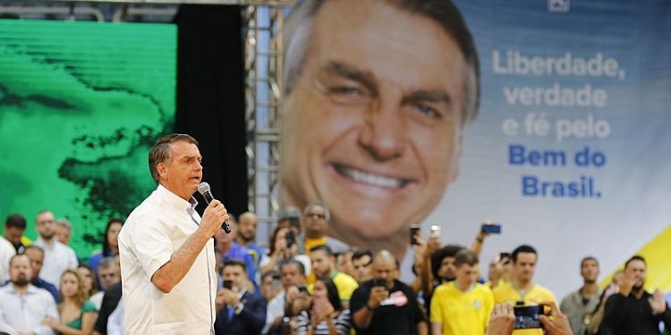 Bolsonaro amplia vantagem sobre Lula e chega a 15 pontos de diferença na pesquisa Brasmarket; VEJA NÚMEROS