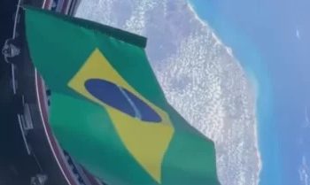 Astronauta russo estende bandeira do Brasil em homenagem ao Bicentenário da Independência