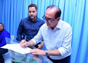 Prefeito Antônio Reis assina ordem de serviço para construção de 13 km de asfalto em Floriano