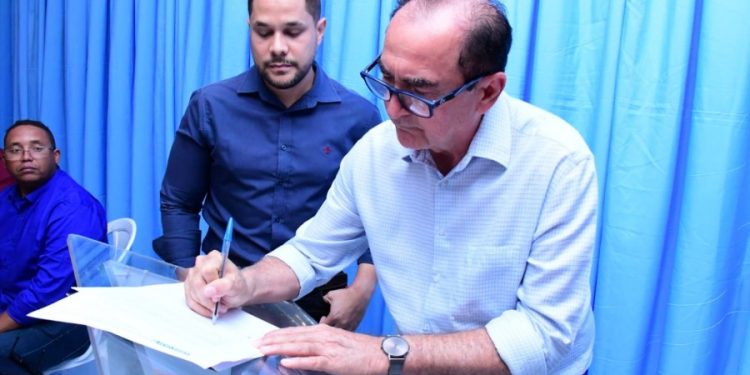 Prefeito Antônio Reis assina ordem de serviço para construção de 13 km de asfalto em Floriano