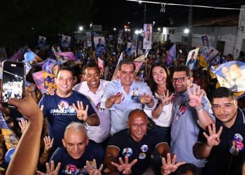 Joel Rodrigues é ovacionado por multidão em Demerval Lobão debaixo de muita chuva
