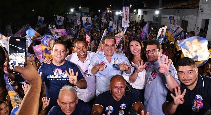 Joel Rodrigues é ovacionado por multidão em Demerval Lobão debaixo de muita chuva