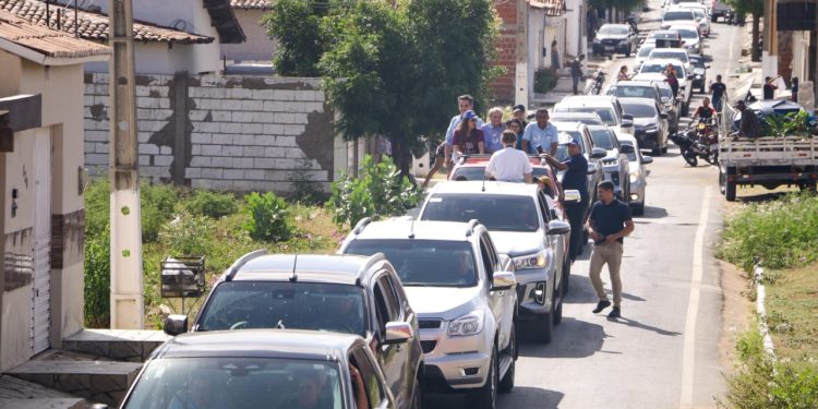 Sílvio, Iracema e Joel fazem mega carreata em Simões e ouvem a população exigir por mudança