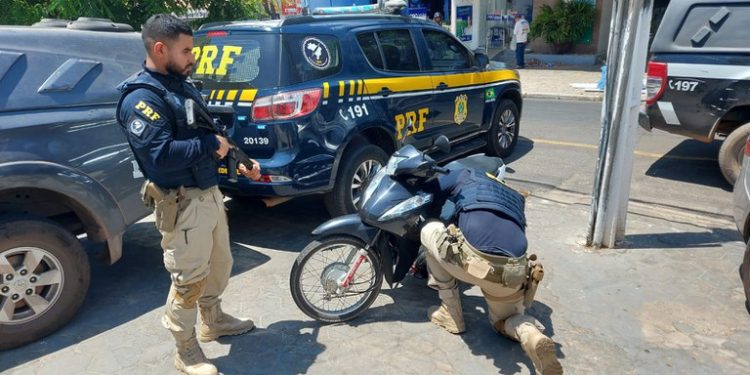 PRF-PI apreende motocicleta adulterada no município de Floriano