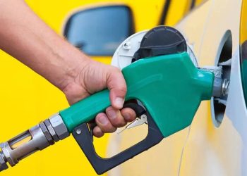 Preço da gasolina cai mais 1,4% e já fica abaixo de R$ 5, aponta ANP