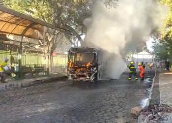 Homem ateia fogo em ônibus da empresa Timon City na Praça Saraiva em Teresina