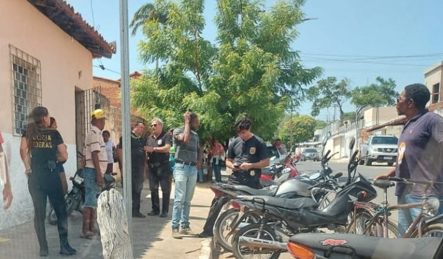 Ex-vereador Bilu deixa Comitê eleitoral na viatura da PF, em Floriano, diz populares