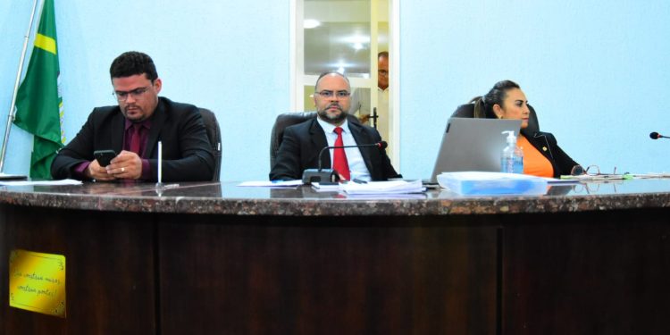 Vereadores de Floriano usam tribuna para parabenizar candidatos em 2 de outubro