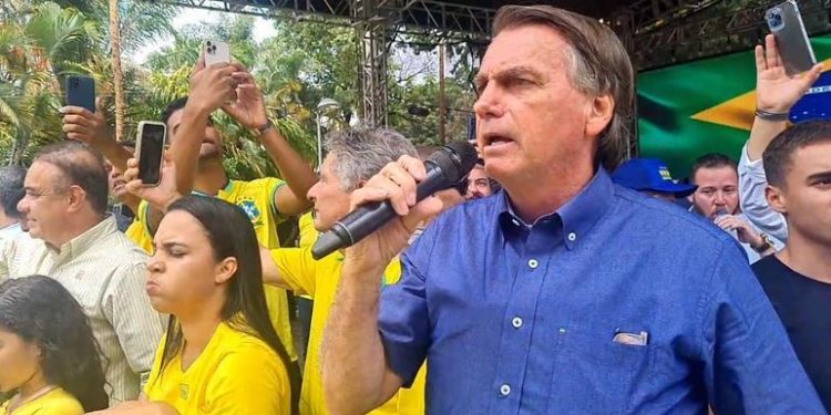 Bolsonaro sobe o tom contra falha em inserções em rádios, acusa PT e avisa: “TSE deve explicações”
