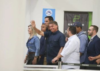 Jair Bolsonaro chega à Teresina e é recebido por uma multidão no Aeroporto