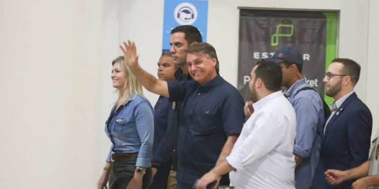 Jair Bolsonaro chega à Teresina e é recebido por uma multidão no Aeroporto