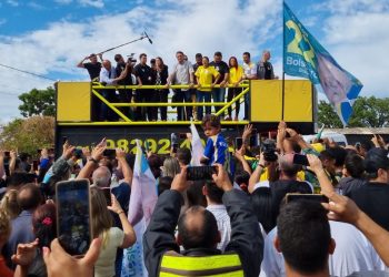 Presidente Bolsonaro e recebido em acampamentos de sem-terra no Distrito Federal