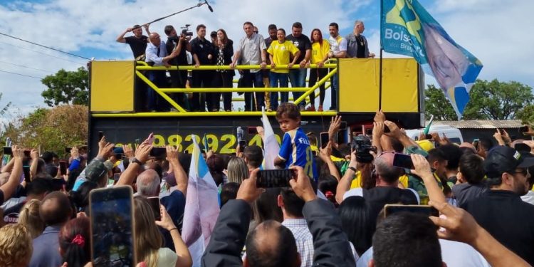 Presidente Bolsonaro e recebido em acampamentos de sem-terra no Distrito Federal