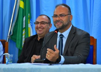 Câmara de Floriano homenageia Professores e Servidores Públicos em sessão solene
