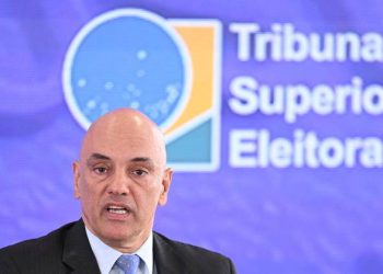 Moraes manda Janones excluir publicações que associam Bolsonaro a Roberto Jefferson