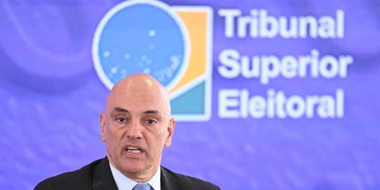 Moraes manda Janones excluir publicações que associam Bolsonaro a Roberto Jefferson