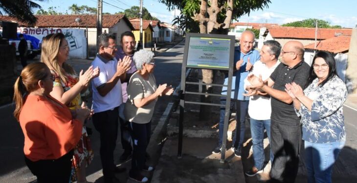 Governadora Regina Sousa entrega obras de mobilidade urbana em Barro Duro