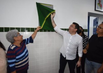 Governadora Regina Sousa inaugura biblioteca e centro de línguas em Parnaíba e Obras em Luis Correia