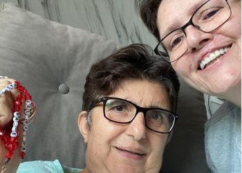 Jornalista Jacqueline Dourado realiza campanha para tratar doença rara da esposa