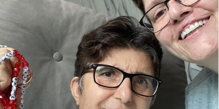 Jornalista Jacqueline Dourado realiza campanha para tratar doença rara da esposa
