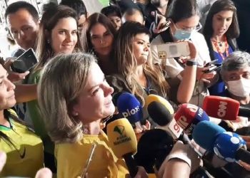Presidente do PT Gleisi Hoffmann debocha após Neymar sair machucado: “Foi tarde”