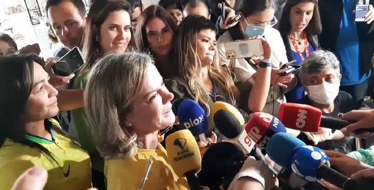 Presidente do PT Gleisi Hoffmann debocha após Neymar sair machucado: “Foi tarde”