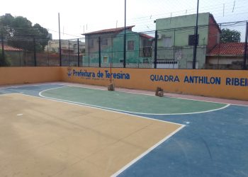 DESCASO: Prefeitura de Teresina entrega quadra de esportes no bairro Redenção sem as traves