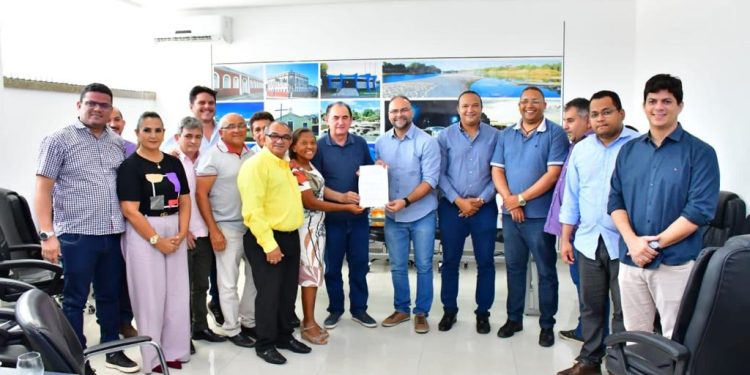 Plano de Cargos e Salários: vereadores entregam demandas das categorias ao prefeito de Floriano