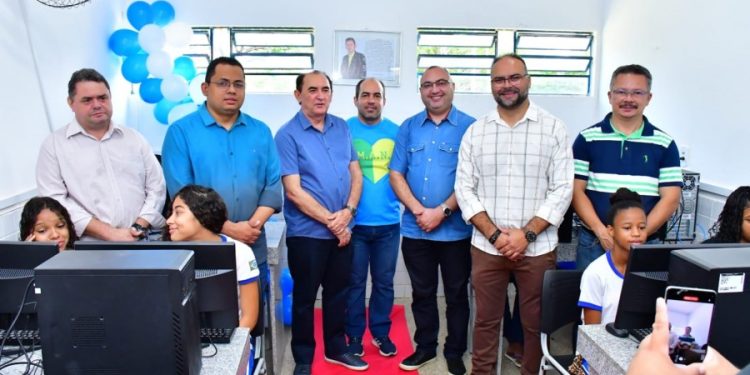 Prefeitura de Floriano entrega reestruturação de laboratório de informática em escola da zona rural