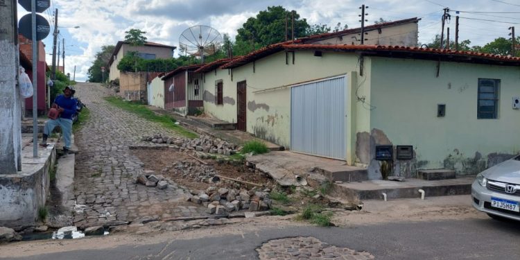 Prefeitura de Floriano intensifica o serviço de tapa buracos em diversos bairros da cidade
