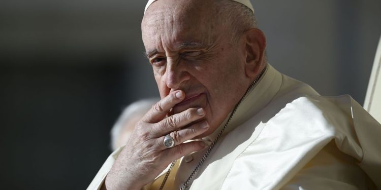 Lembrem-se da guerra e dos pobres, diz papa na véspera de Natal