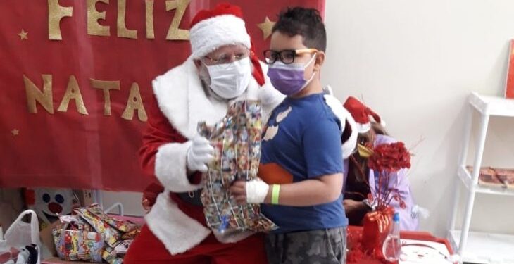 Crianças e adultos se emocionam com a visita surpresa do Papai Noel no Hospital Infantil Lucídio Portella