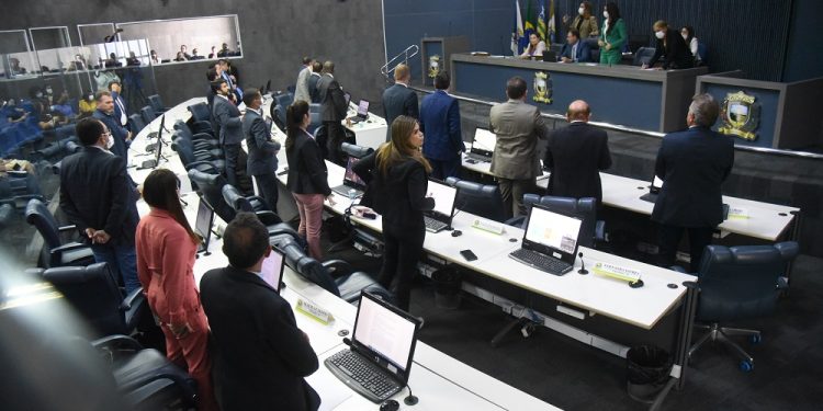 Vereadores derrubam veto de Dr. Pessoa ao orçamento e remanejam 12 milhões da comunicação e outros órgãos