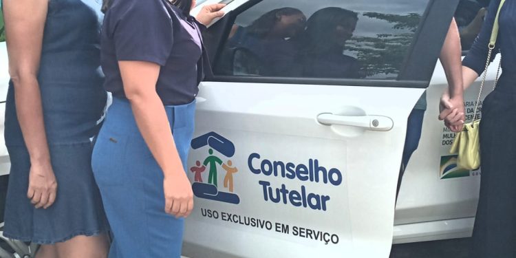 Prefeito de Miguel Alves recebe veículo destinado ao Conselho Tutelar
