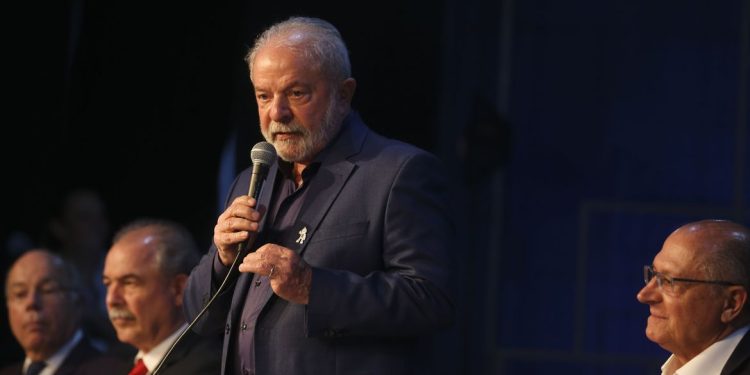 Presidente eleito Lula confirma Aloizio Mercadante como presidente BNDES