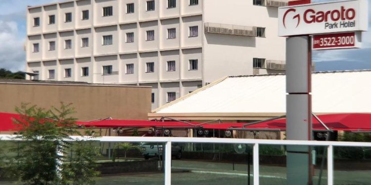 IMPERDÍVEL: Noite de natal com música ao vivo no restaurante do Garoto Park Hotel em Floriano