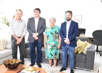 Regina Sousa recebe governador eleito Rafael Fonteles e presta contas antes da posse