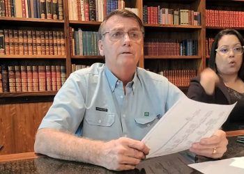 Presidente Bolsonaro faz balanço do governo e afirma não apoiar confrontos