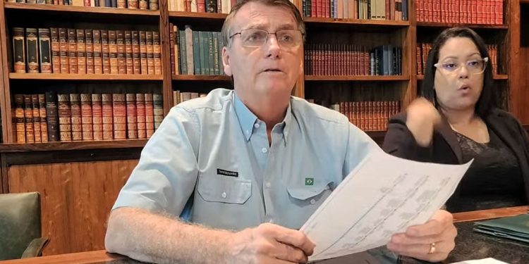 Presidente Bolsonaro faz balanço do governo e afirma não apoiar confrontos